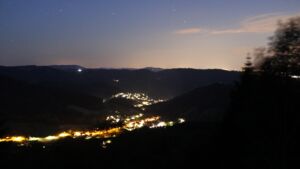 Dieses Bild zeigt eine Webcam-Aufnahme vom Achertal, aufgenommen am Donnerstag, den 18.06.2026 um 23:20 Uhr. Die Temperatur betrug 25.8°C.