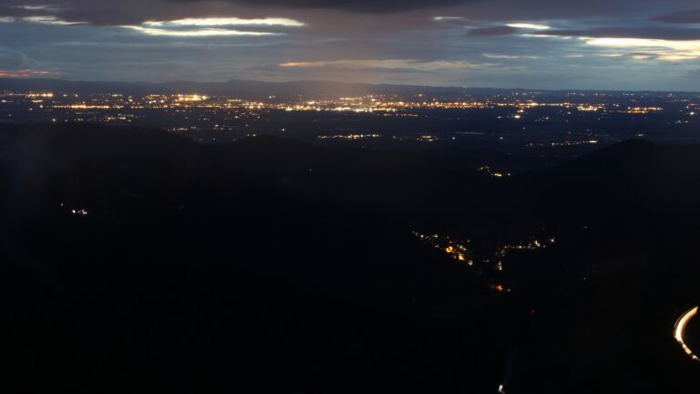 Dieses Bild zeigt eine Webcam-Aufnahme vom Achertal, aufgenommen am Montag, den 21.07.2025 um 22:10 Uhr. Die Temperatur betrug 11.8°C.
