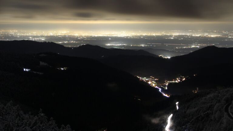 Dieses Bild zeigt eine Webcam-Aufnahme vom Achertal, aufgenommen am Mittwoch, den 26.11.2025 um 19:30 Uhr. Die Temperatur betrug -2.8°C.