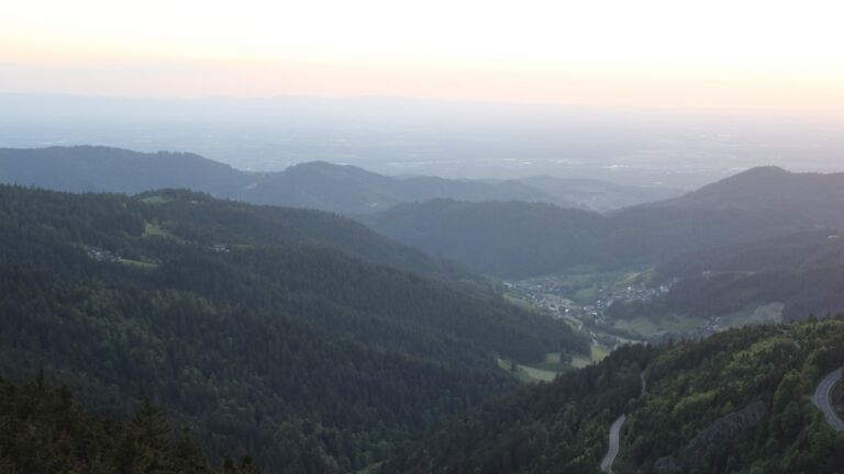 Dieses Bild zeigt eine Webcam-Aufnahme vom Achertal, aufgenommen am Donnerstag, den 15.05.2025 um 21:00 Uhr. Die Temperatur betrug 9°C.