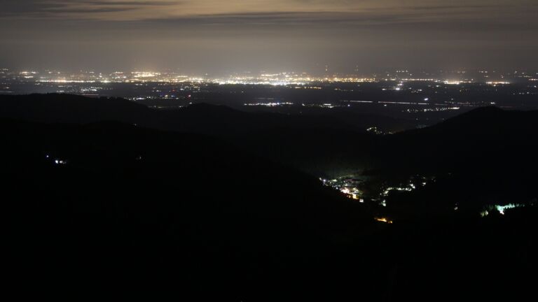 Dieses Bild zeigt eine Webcam-Aufnahme vom Achertal, aufgenommen am Montag, den 04.08.2025 um 04:10 Uhr. Die Temperatur betrug 10.8°C.