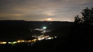 Dieses Bild zeigt eine Webcam-Aufnahme vom Achertal, aufgenommen am Samstag, den 19.09.2026 um 23:30 Uhr. Die Temperatur betrug 16.8°C.
