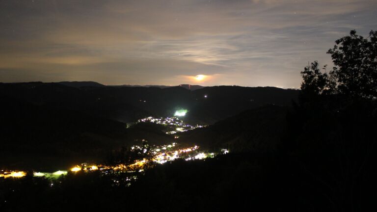 Dieses Bild zeigt eine Webcam-Aufnahme vom Achertal, aufgenommen am Samstag, den 19.09.2026 um 23:30 Uhr. Die Temperatur betrug 16.8°C.