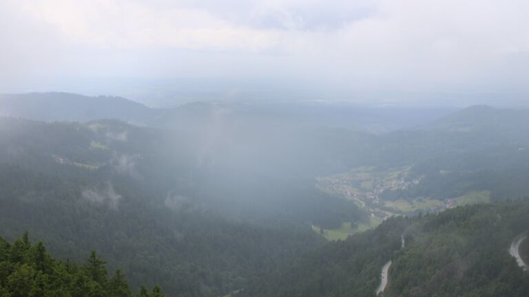Dieses Bild zeigt eine Webcam-Aufnahme vom Achertal, aufgenommen am Sonntag, den 08.06.2025 um 15:00 Uhr. Die Temperatur betrug 7.3°C.