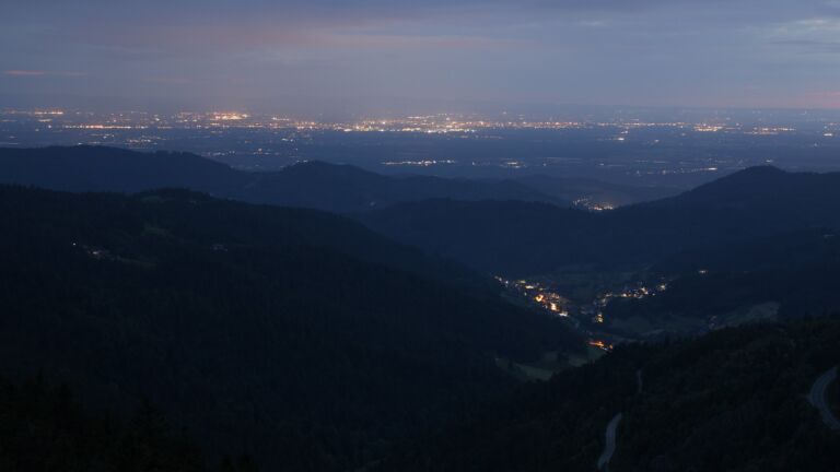 Dieses Bild zeigt eine Webcam-Aufnahme vom Achertal, aufgenommen am Donnerstag, den 22.05.2025 um 22:00 Uhr. Die Temperatur betrug 6.4°C.