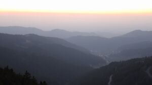 Dieses Bild zeigt eine Webcam-Aufnahme vom Achertal, aufgenommen am Donnerstag, den 19.03.2026 um 19:00 Uhr. Die Temperatur betrug 5.6°C.