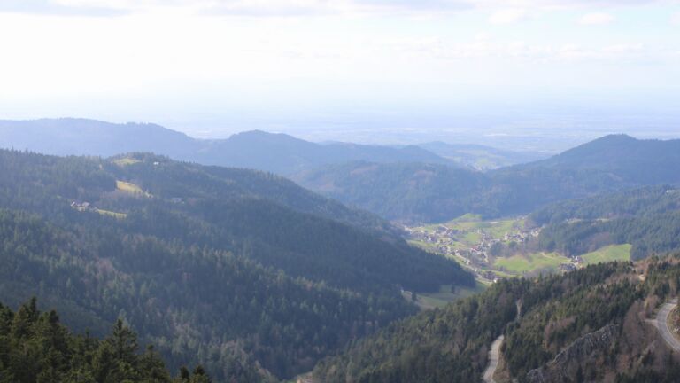 Dieses Bild zeigt eine Webcam-Aufnahme vom Achertal, aufgenommen am Donnerstag, den 12.03.2026 um 15:00 Uhr. Die Temperatur betrug 6.2°C.