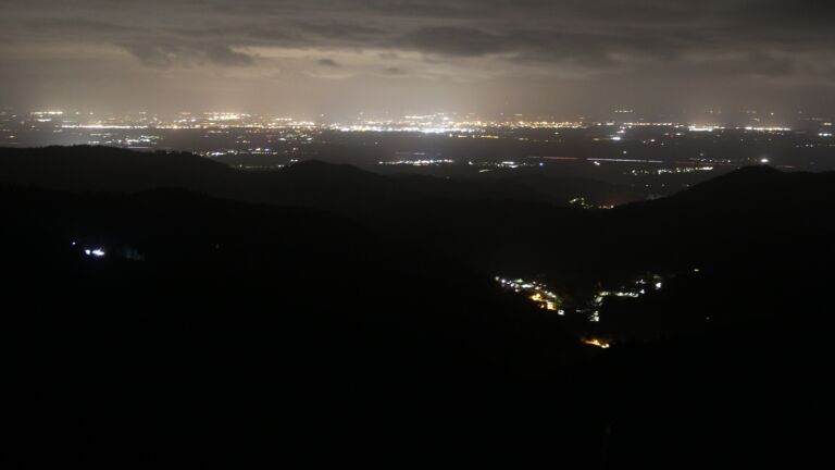 Dieses Bild zeigt eine Webcam-Aufnahme vom Achertal, aufgenommen am Dienstag, den 28.10.2025 um 04:00 Uhr. Die Temperatur betrug 2.9°C.