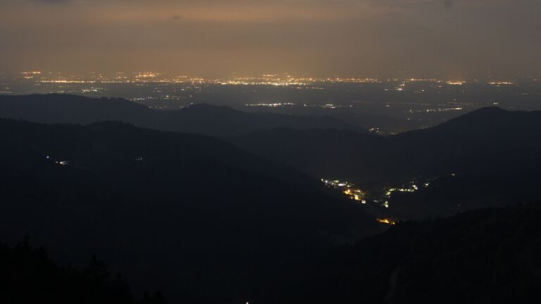 Dieses Bild zeigt eine Webcam-Aufnahme vom Achertal, aufgenommen am Freitag, den 09.05.2025 um 02:30 Uhr. Die Temperatur betrug 3.8°C.