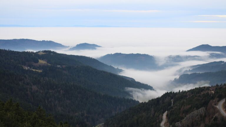 Dieses Bild zeigt eine Webcam-Aufnahme vom Achertal, aufgenommen am Dienstag, den 16.12.2025 um 15:20 Uhr. Die Temperatur betrug 9.1°C.