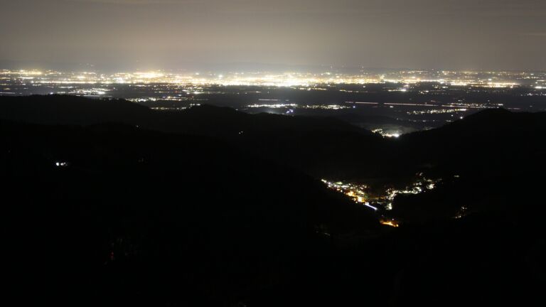 Dieses Bild zeigt eine Webcam-Aufnahme vom Achertal, aufgenommen am Donnerstag, den 13.11.2025 um 21:00 Uhr. Die Temperatur betrug 15.2°C.