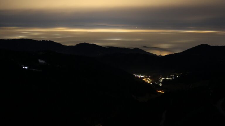 Dieses Bild zeigt eine Webcam-Aufnahme vom Achertal, aufgenommen am Freitag, den 06.02.2026 um 00:30 Uhr. Die Temperatur betrug 4.8°C.