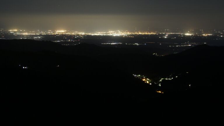 Dieses Bild zeigt eine Webcam-Aufnahme vom Achertal, aufgenommen am Freitag, den 18.07.2025 um 01:00 Uhr. Die Temperatur betrug 14.1°C.