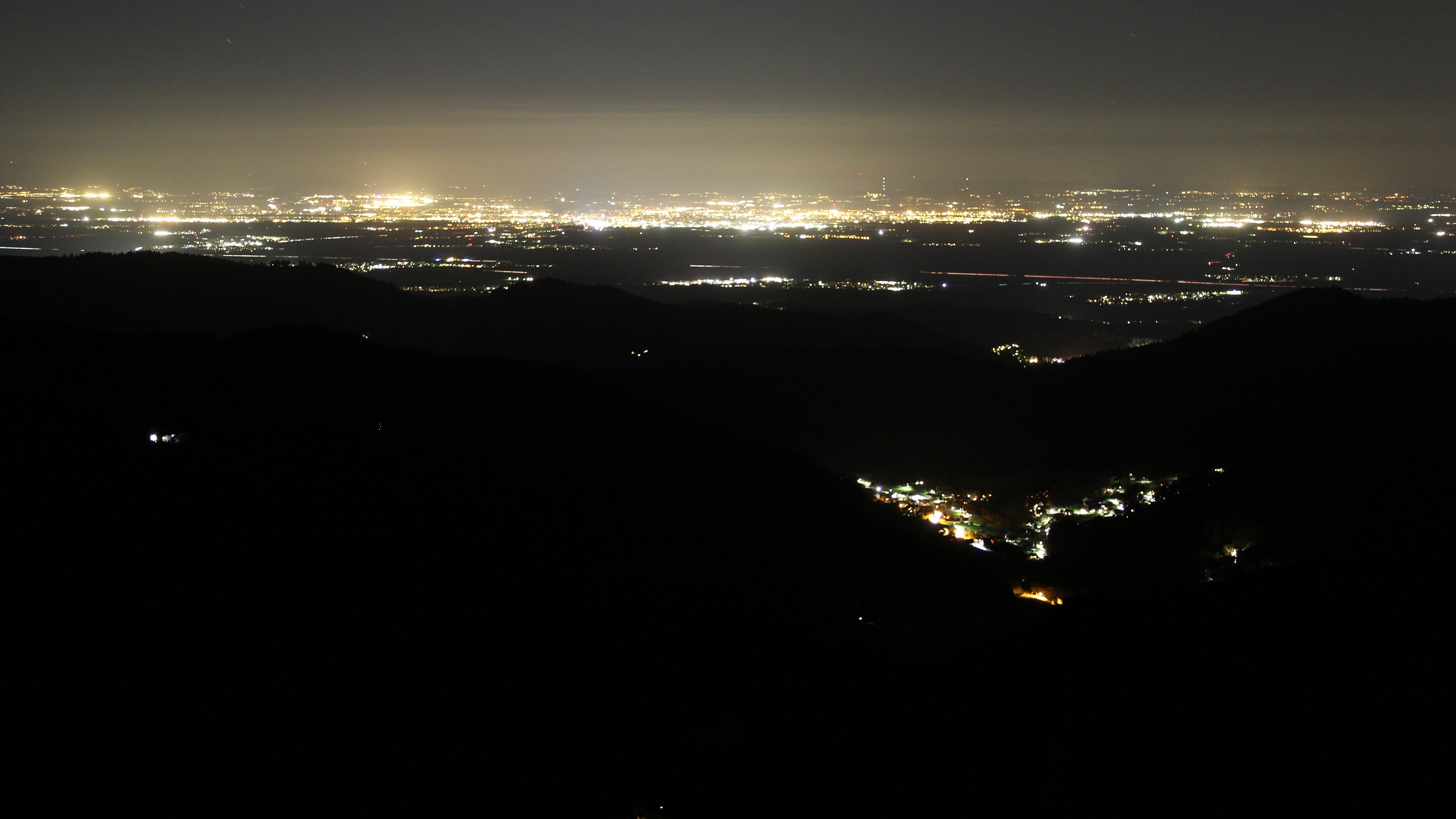 Dieses Bild zeigt eine Webcam-Aufnahme vom Achertal, aufgenommen am Dienstag, den 07.04.2026 um 22:30 Uhr. Die Temperatur betrug 9.6°C.