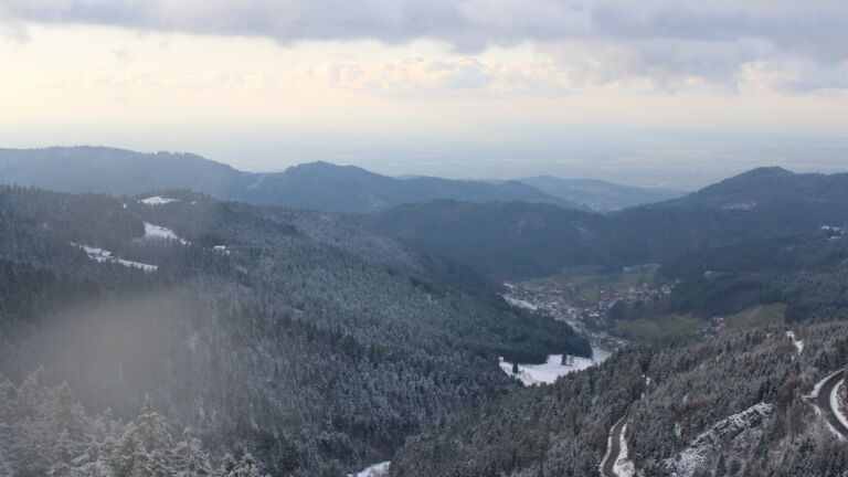 Dieses Bild zeigt eine Webcam-Aufnahme vom Achertal, aufgenommen am Freitag, den 21.11.2025 um 15:10 Uhr. Die Temperatur betrug -5.4°C.