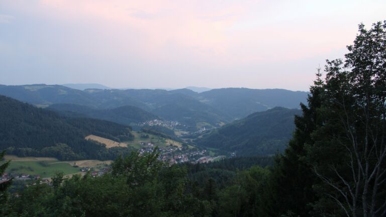 Dieses Bild zeigt eine Webcam-Aufnahme vom Achertal, aufgenommen am Freitag, den 26.06.2026 um 21:50 Uhr. Die Temperatur betrug 29.3°C.