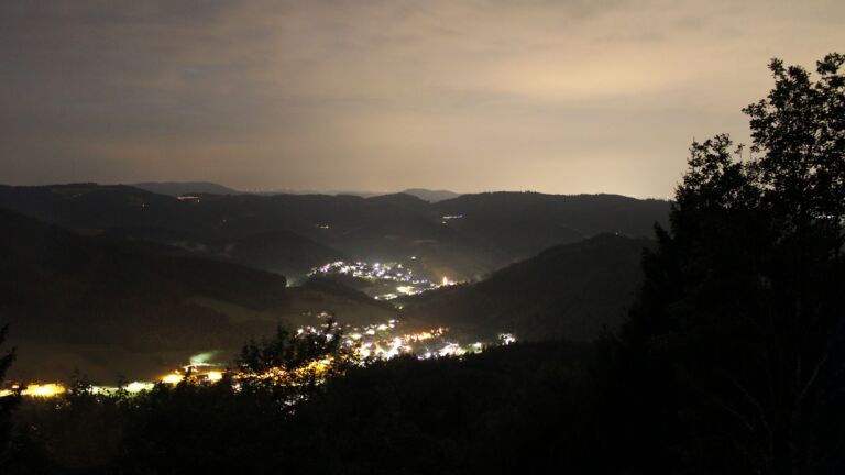 Dieses Bild zeigt eine Webcam-Aufnahme vom Achertal, aufgenommen am Freitag, den 31.07.2026 um 23:00 Uhr. Die Temperatur betrug 18°C.