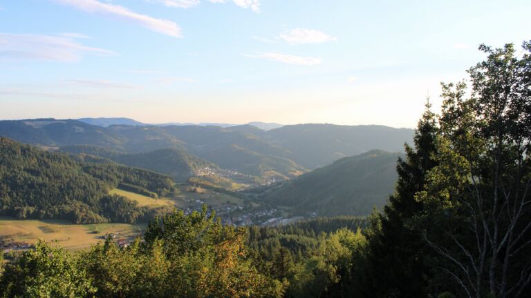 Dieses Bild zeigt eine Webcam-Aufnahme vom Achertal, aufgenommen am Mittwoch, den 19.08.2026 um 19:40 Uhr. Die Temperatur betrug 26.9°C.
