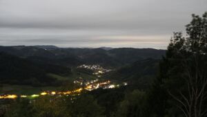Dieses Bild zeigt eine Webcam-Aufnahme vom Achertal, aufgenommen am Montag, den 26.10.2026 um 23:30 Uhr. Die Temperatur betrug 8.5°C.
