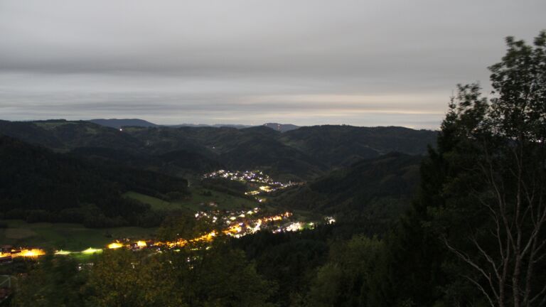 Dieses Bild zeigt eine Webcam-Aufnahme vom Achertal, aufgenommen am Montag, den 26.10.2026 um 23:30 Uhr. Die Temperatur betrug 8.5°C.