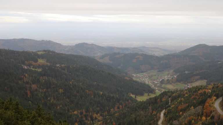 Dieses Bild zeigt eine Webcam-Aufnahme vom Achertal, aufgenommen am Dienstag, den 28.10.2025 um 08:10 Uhr. Die Temperatur betrug 3.8°C.