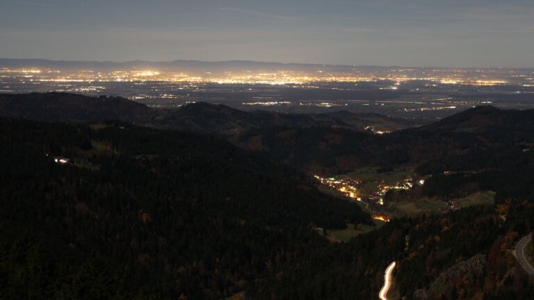 Dieses Bild zeigt eine Webcam-Aufnahme vom Achertal, aufgenommen am Dienstag, den 04.11.2025 um 22:30 Uhr. Die Temperatur betrug 13.8°C.