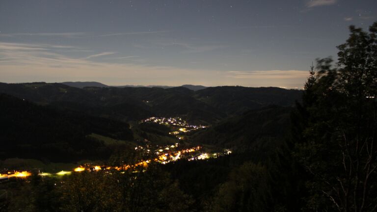 Dieses Bild zeigt eine Webcam-Aufnahme vom Achertal, aufgenommen am Donnerstag, den 22.10.2026 um 23:00 Uhr. Die Temperatur betrug 7.9°C.