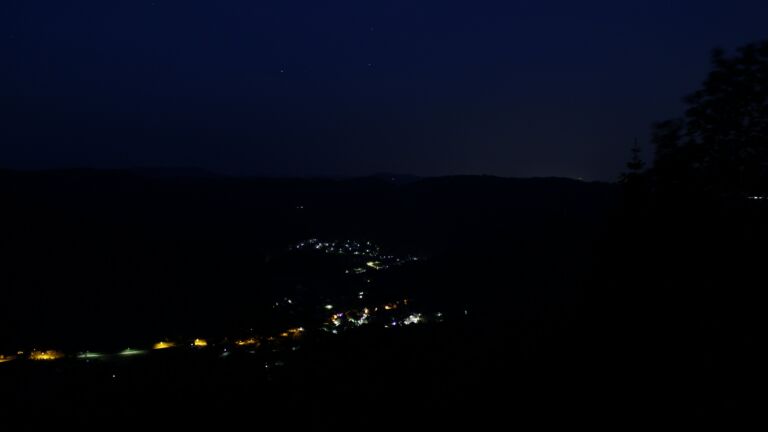 Dieses Bild zeigt eine Webcam-Aufnahme vom Achertal, aufgenommen am Montag, den 25.05.2026 um 04:10 Uhr. Die Temperatur betrug 20.1°C.