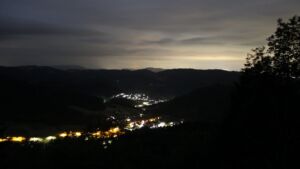 Dieses Bild zeigt eine Webcam-Aufnahme vom Achertal, aufgenommen am Montag, den 01.06.2026 um 03:30 Uhr. Die Temperatur betrug 12.4°C.