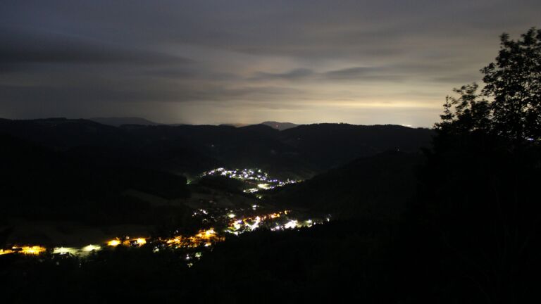 Dieses Bild zeigt eine Webcam-Aufnahme vom Achertal, aufgenommen am Montag, den 01.06.2026 um 03:30 Uhr. Die Temperatur betrug 12.4°C.