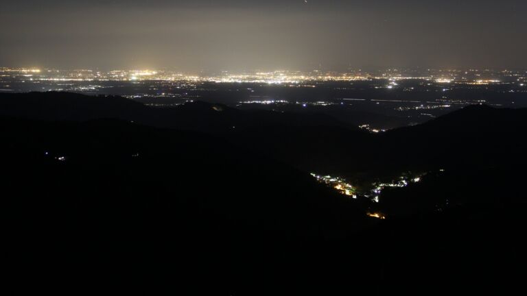 Dieses Bild zeigt eine Webcam-Aufnahme vom Achertal, aufgenommen am Mittwoch, den 30.04.2025 um 23:00 Uhr. Die Temperatur betrug 15.1°C.