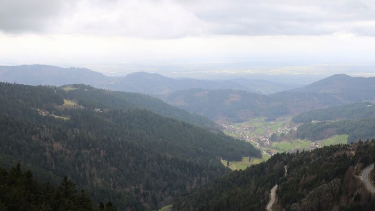 Dieses Bild zeigt eine Webcam-Aufnahme vom Achertal, aufgenommen am Dienstag, den 17.03.2026 um 14:40 Uhr. Die Temperatur betrug 6.1°C.