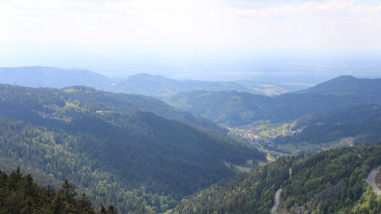Dieses Bild zeigt eine Webcam-Aufnahme vom Achertal, aufgenommen am Sonntag, den 18.05.2025 um 15:50 Uhr. Die Temperatur betrug 12°C.