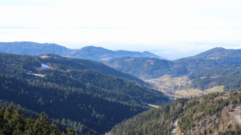 Dieses Bild zeigt eine Webcam-Aufnahme vom Achertal, aufgenommen am Donnerstag, den 05.02.2026 um 13:20 Uhr. Die Temperatur betrug 7.1°C.