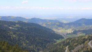 Dieses Bild zeigt eine Webcam-Aufnahme vom Achertal, aufgenommen am Dienstag, den 21.04.2026 um 12:10 Uhr. Die Temperatur betrug 4.9°C.