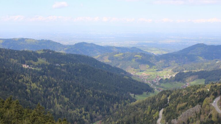 Dieses Bild zeigt eine Webcam-Aufnahme vom Achertal, aufgenommen am Dienstag, den 21.04.2026 um 12:10 Uhr. Die Temperatur betrug 4.9°C.