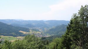 Dieses Bild zeigt eine Webcam-Aufnahme vom Achertal, aufgenommen am Sonntag, den 28.06.2026 um 13:50 Uhr. Die Temperatur betrug 32.6°C.