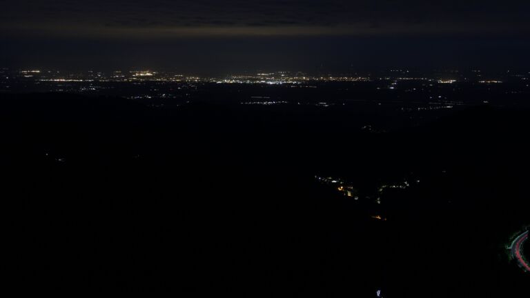 Dieses Bild zeigt eine Webcam-Aufnahme vom Achertal, aufgenommen am Freitag, den 30.05.2025 um 04:10 Uhr. Die Temperatur betrug 13°C.