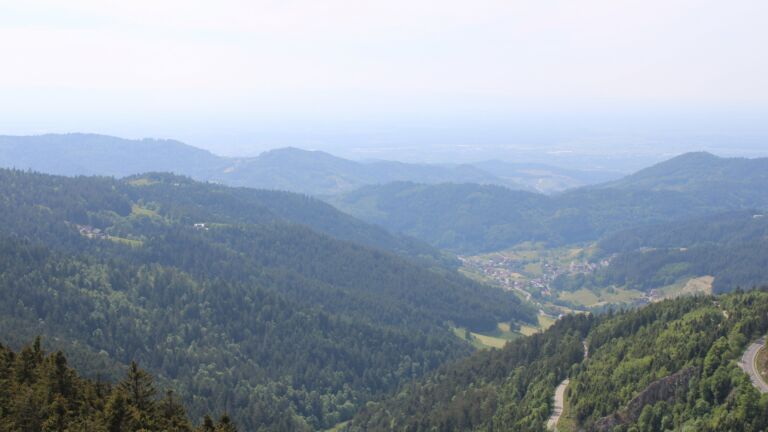 Dieses Bild zeigt eine Webcam-Aufnahme vom Achertal, aufgenommen am Montag, den 19.05.2025 um 16:00 Uhr. Die Temperatur betrug 17.8°C.