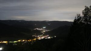 Dieses Bild zeigt eine Webcam-Aufnahme vom Achertal, aufgenommen am Montag, den 26.10.2026 um 18:50 Uhr. Die Temperatur betrug 7.5°C.