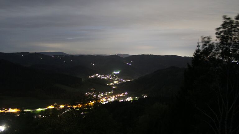Dieses Bild zeigt eine Webcam-Aufnahme vom Achertal, aufgenommen am Montag, den 26.10.2026 um 18:50 Uhr. Die Temperatur betrug 7.5°C.