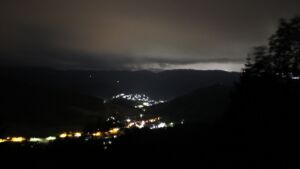 Dieses Bild zeigt eine Webcam-Aufnahme vom Achertal, aufgenommen am Dienstag, den 09.06.2026 um 02:30 Uhr. Die Temperatur betrug 13.8°C.