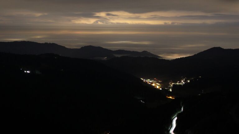 Dieses Bild zeigt eine Webcam-Aufnahme vom Achertal, aufgenommen am Samstag, den 08.11.2025 um 22:00 Uhr. Die Temperatur betrug 6.4°C.