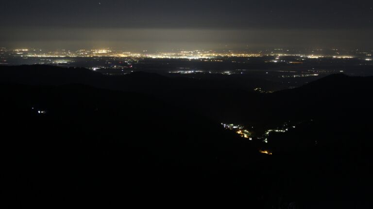 Dieses Bild zeigt eine Webcam-Aufnahme vom Achertal, aufgenommen am Donnerstag, den 02.10.2025 um 04:30 Uhr. Die Temperatur betrug 2.5°C.