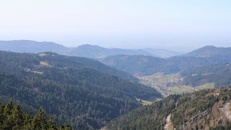 Dieses Bild zeigt eine Webcam-Aufnahme vom Achertal, aufgenommen am Donnerstag, den 05.03.2026 um 13:40 Uhr. Die Temperatur betrug 13.9°C.