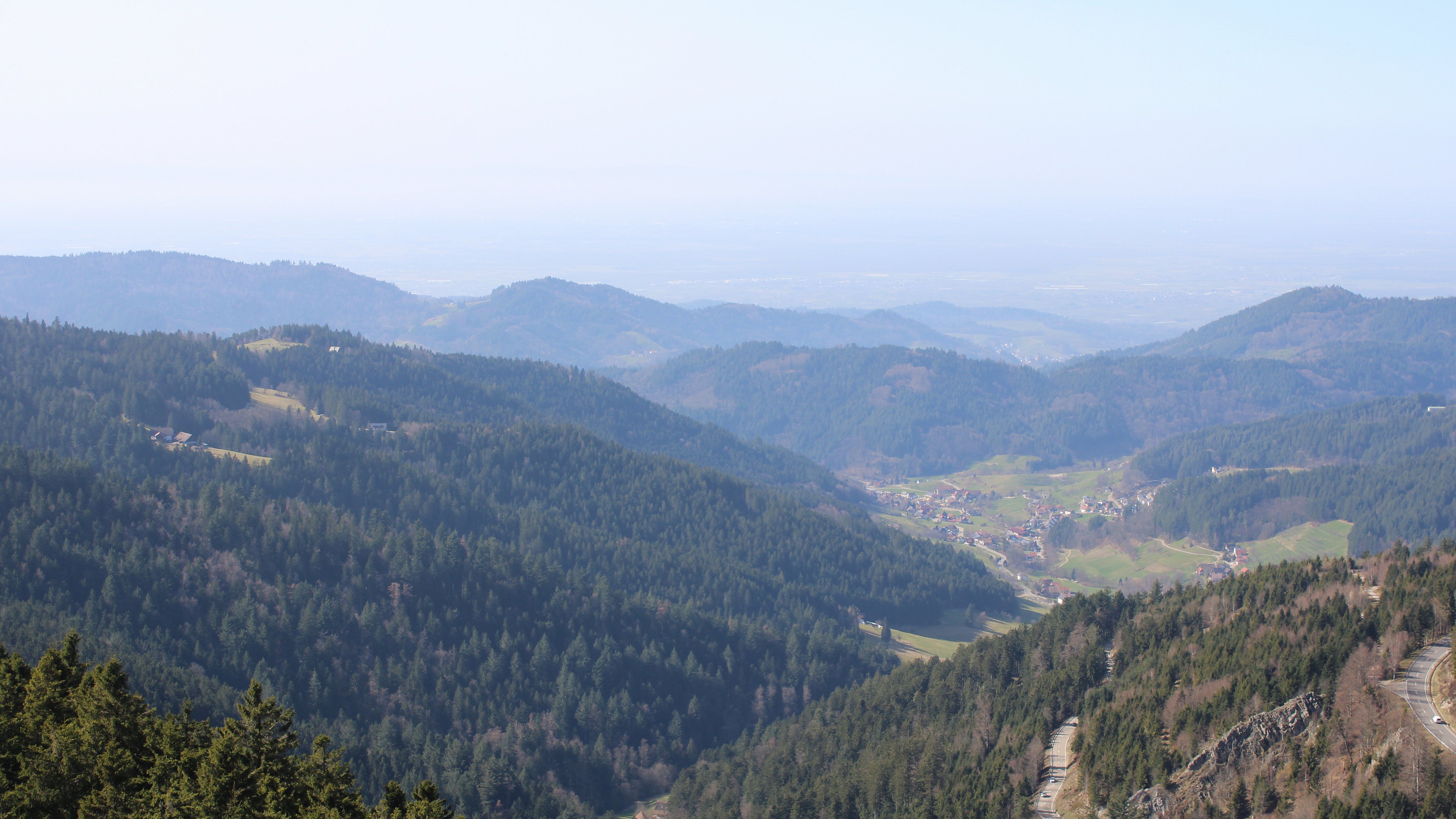 Dieses Bild zeigt eine Webcam-Aufnahme vom Achertal, aufgenommen am Donnerstag, den 05.03.2026 um 13:40 Uhr. Die Temperatur betrug 13.9°C.