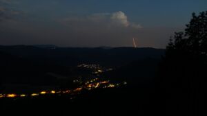 Dieses Bild zeigt eine Webcam-Aufnahme vom Achertal, aufgenommen am Samstag, den 27.06.2026 um 22:50 Uhr. Die Temperatur betrug 31.1°C.