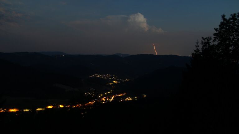 Dieses Bild zeigt eine Webcam-Aufnahme vom Achertal, aufgenommen am Samstag, den 27.06.2026 um 22:50 Uhr. Die Temperatur betrug 31.1°C.