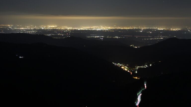 Dieses Bild zeigt eine Webcam-Aufnahme vom Achertal, aufgenommen am Samstag, den 11.10.2025 um 21:30 Uhr. Die Temperatur betrug 7.2°C.
