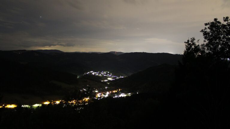 Dieses Bild zeigt eine Webcam-Aufnahme vom Achertal, aufgenommen am Freitag, den 21.08.2026 um 04:00 Uhr. Die Temperatur betrug 16.2°C.